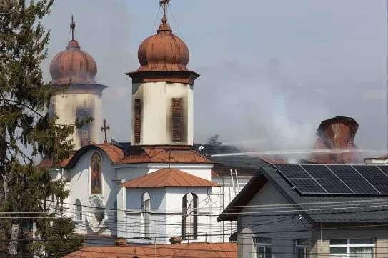 Leomlott egy Prahova megyei műemléktemplom tornya, miután tűz ütött ki az épületben