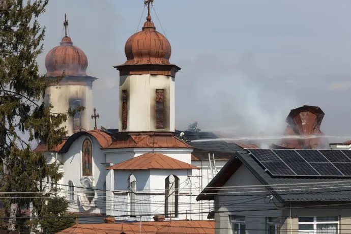 Leomlott egy Prahova megyei műemléktemplom tornya, miután tűz ütött ki az épületben
