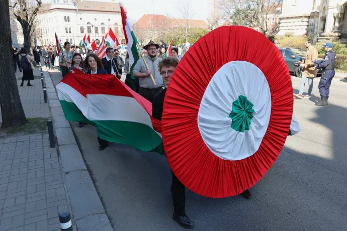 Felvonulás és néptánc a Bem-emléktábla alatt – Fotó: Gál László / Transtelex