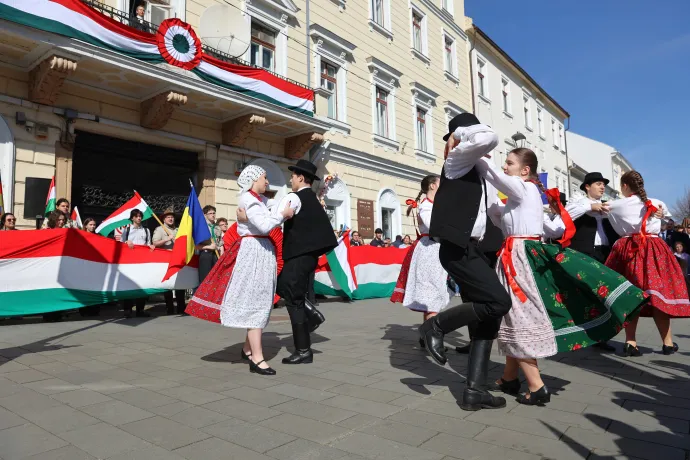 Felvonulás és néptánc a Bem-emléktábla alatt – Fotó: Gál László / Transtelex