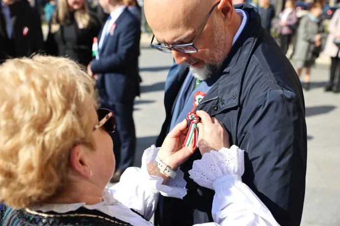 Kelemen Hunort a templomból kifelé megajándékozták egy kokárdával – Fotó: Gál László / Transtelex