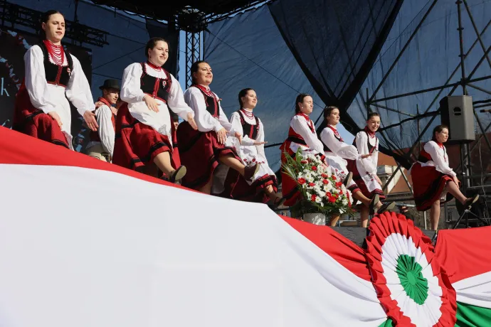 Néptánc a főtéren – Fotó: Gál László / Transtelex