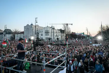 Már meg is jött a Magyar Turisztikai Ügynökség tömegbecslése, azt mondják, a Kossuth téren 180 ezren, a Hősök terén 150 ezren voltak
