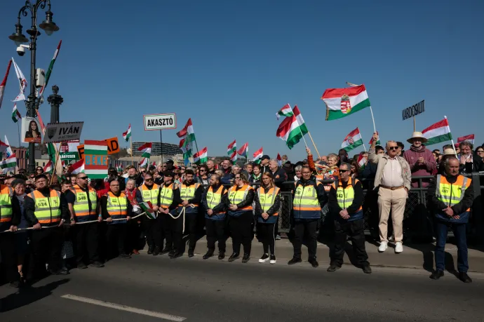 Biztonsági őr tolta le a HVG stábját az útról a Békemenet elől