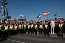 Biztonsági őr tolta le a HVG stábját az útról a Békemenet elől