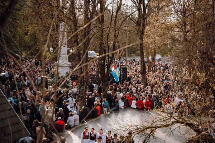 Ünneplő marosvásárhelyiek a Postaréten – Fotó: Soós Zoltán Facebook-oldala