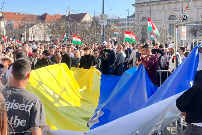 Hirtelen felbukkant pár ember hatalmas ukrán zászlóval a Tisza rendezvényén, a kormányközeli sajtó azonnal ott volt