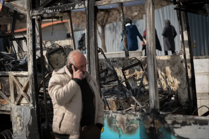 Az Iránban maradt rokonokkal csak határ menti telefonos trükkel lehet kapcsolatba lépni