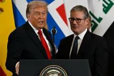 Negyedórát beszélt telefonon Trump és a brit kormányfő