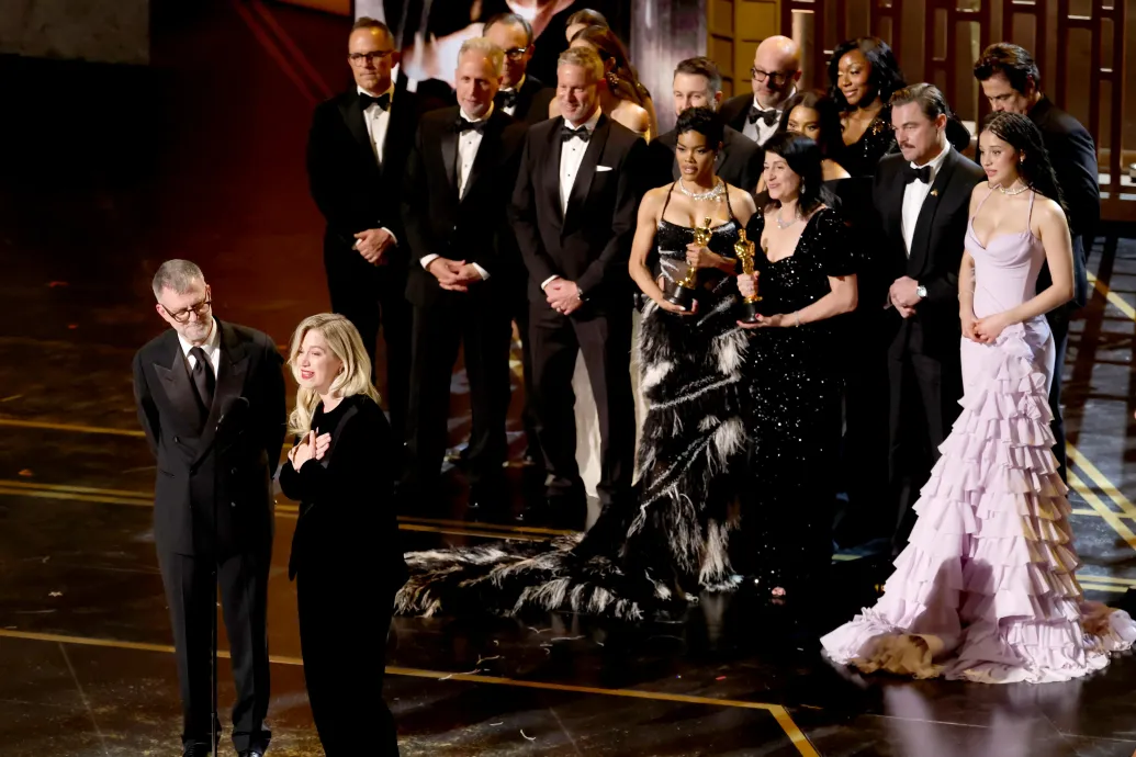 Paul Thomas Anderson megkapta a rendezői Oscarját, az Egyik csata a másik után lett a legjobb film – ez történt az Oscaron – Forrás: Telex.hu