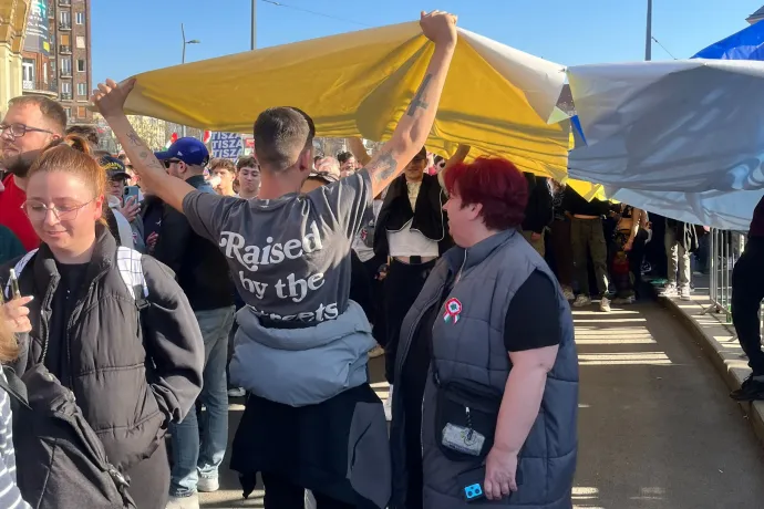 Hirtelen felbukkant pár ember hatalmas ukrán zászlóval a Tisza rendezvényén, a kormányközeli sajtó azonnal ott volt