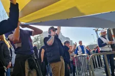 Magyar Péter szerint provokáció volt a Tisza rendezvényén megjelent ukrán zászló