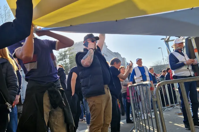 Magyar Péter szerint provokáció volt a Tisza rendezvényén megjelent ukrán zászló