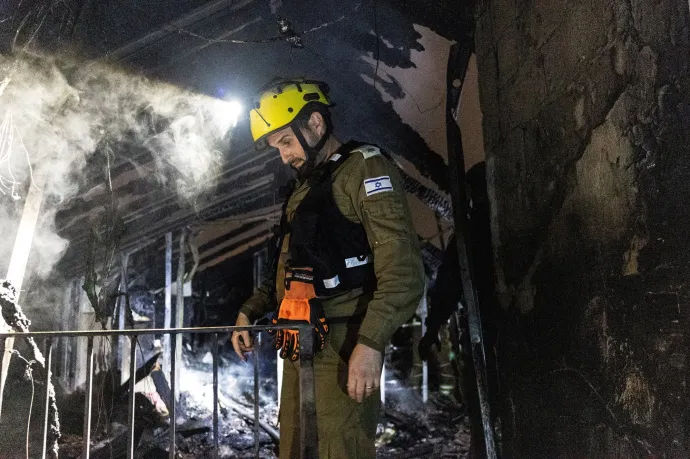 Egy izraeli kutató-mentő férfi egy ház romjai között Közép-Izraelben március 13-án – Fotó: Itai Ron / Reuters