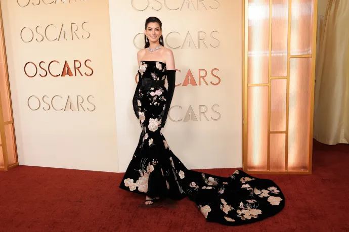 Variációk egy témára: Anne Hathaway Valentinóban és Rose Byrne Diorban – Fotó: Mike Coppola / Getty Images