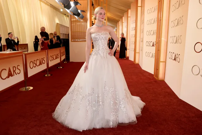 Elle Fanning Givenchyban – Fotó: Emma McIntyre / Getty Images
