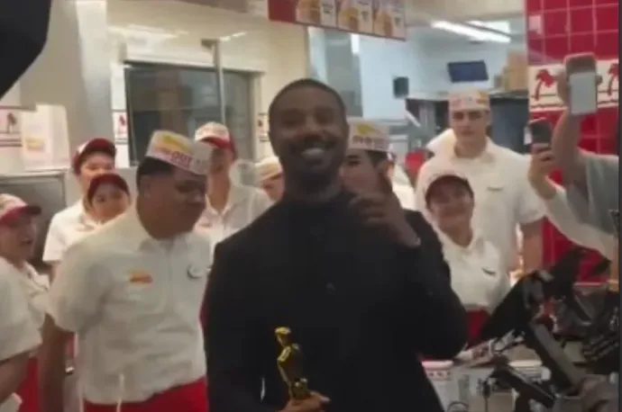 Michael B. Jordan az Oscar-díjával a kezében ugrott be egy gyorskajáldába