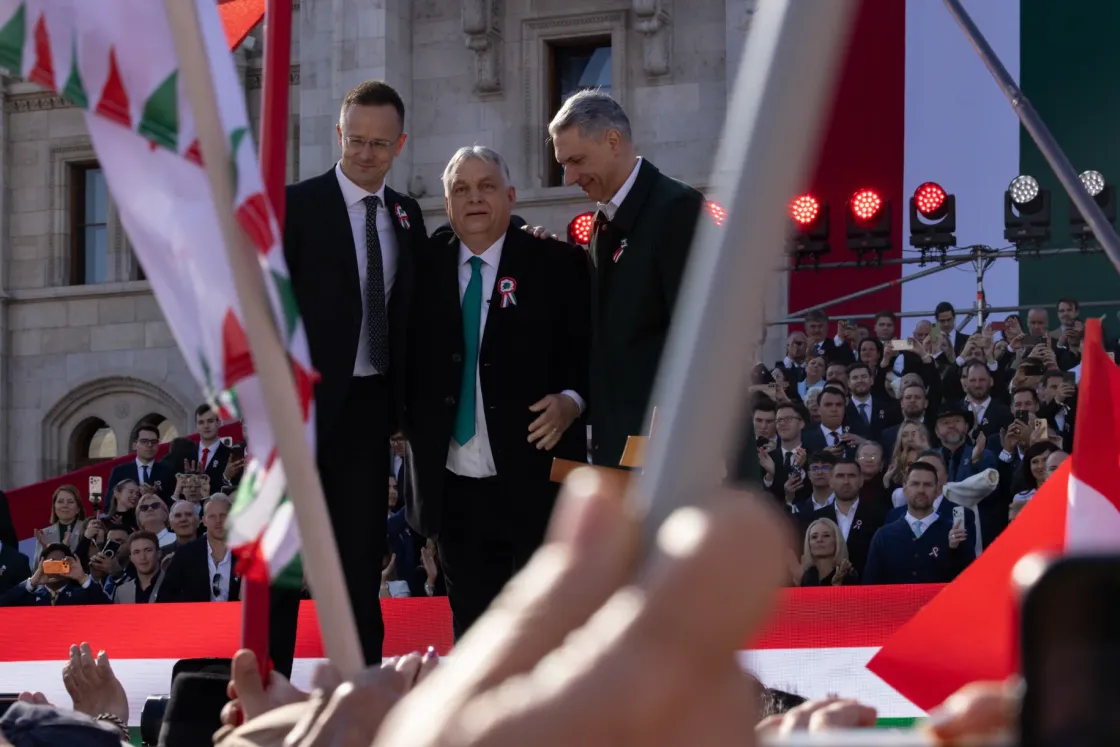 Orbán Viktor ukránozással, Magyar Péter janicsározással ünnepelte március 15-ét – az ünnep képekben