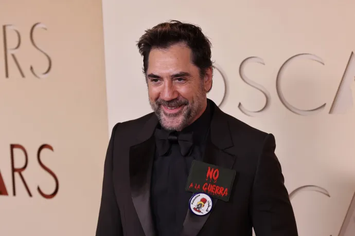 Javier Bardem háborúellenes kitűzőkben – Fotó: Julian Hamilton / Getty Images