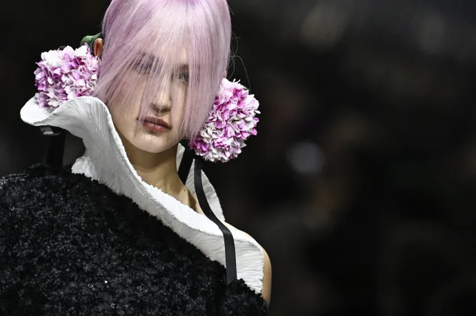 Virágos részletek a Dior kifutóján – Fotó: Julien De Rosa / AFP