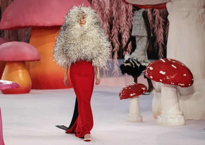 Óriásgombák a Chanel kifutóján és a ruhákon – Fotó: Geoffroy Van Der Hasselt / AFP