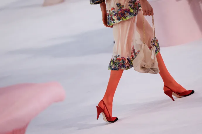 Óriásgombák a Chanel kifutóján és a ruhákon – Fotó: Geoffroy Van Der Hasselt / AFP