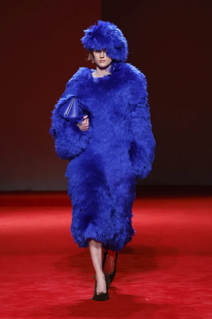 Kék tollas kabát a Bottega Venetától – Fotó: Estrop / Getty Images