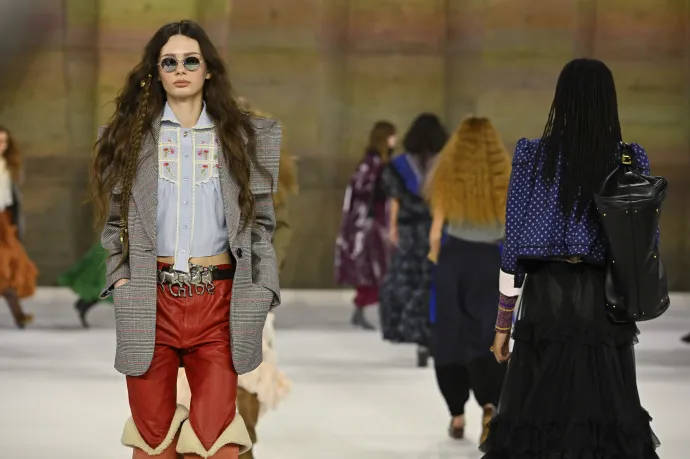 Hajviselet a Chloé és a Chanel kifutóján – Fotó: Victor Virgile / Gamma-Rapho / Getty Images