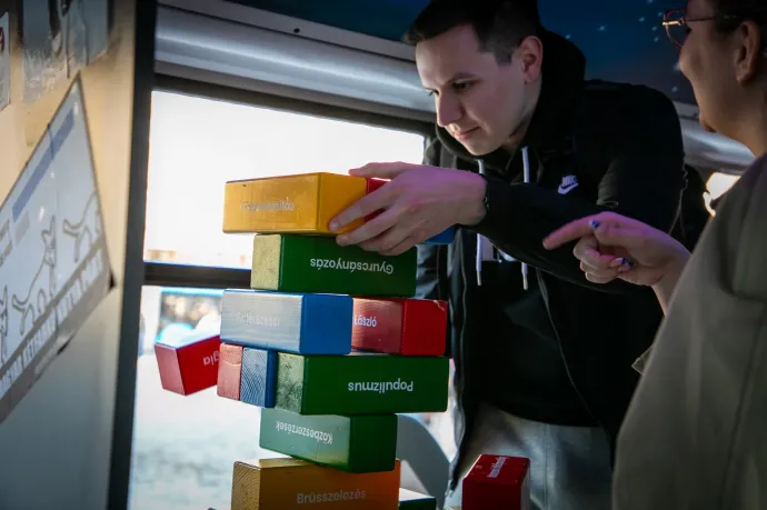 Melyik szónál dől össze? Ezt is kipróbálhatták a buszra szállók – Fotó: MKKP Győr