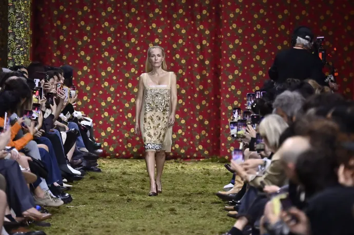 Zendaya a Louis Vuitton bemutatóján és Gillian Anderson a MiuMiu kifutóján, Párizsban, március 10-én – Fotó: Edward Berthelot / Getty Images és Victor Virgile / Gamma-Rapho / Getty Images