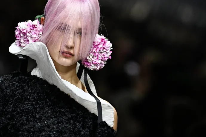 Ejtett derekú cuccokban, Adidasban és virágba borulva fogunk járni idén ősszel