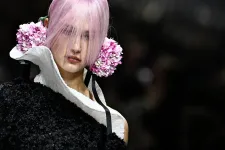 Ejtett derekú cuccokban, Adidasban és virágba borulva fogunk járni idén ősszel