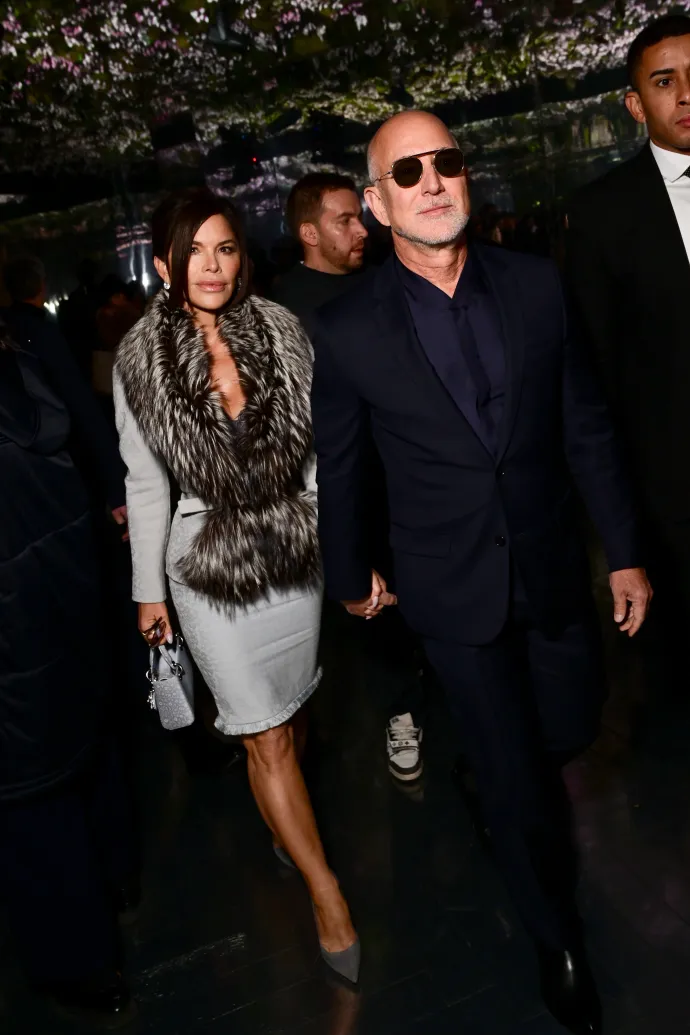  Lauren Sánchez vintage John Galliano-féle Diorban és Jeff Bezos a Dior januári haute couture bemutatóján, Párizsban, január 26-án – Fotó: Anthony Ghnassia / Getty Images