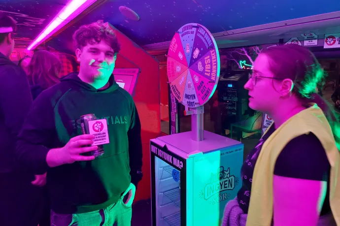 Molnár Márk Patrik addig forgathatott, míg sör (és matrica) nem lett a vége – Fotó: Cséfalvay Attila / Telex