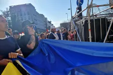 A Tisza felvonulásába ukrán zászlót becipelő csoport két tagját lefényképezték, ahogy az „ukrán háborús menetről” szóló molinót lógatják le egy házról