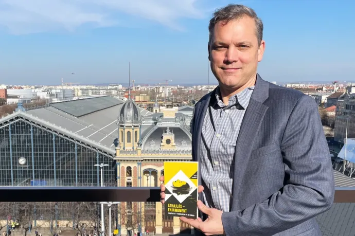 Joe Váradi különös útja a Lenin térről a kétnyelvű verseskötetekig