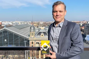 Joe Váradi különös útja a Lenin térről a kétnyelvű verseskötetekig