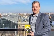 Joe Váradi különös útja a Lenin térről a kétnyelvű verseskötetekig