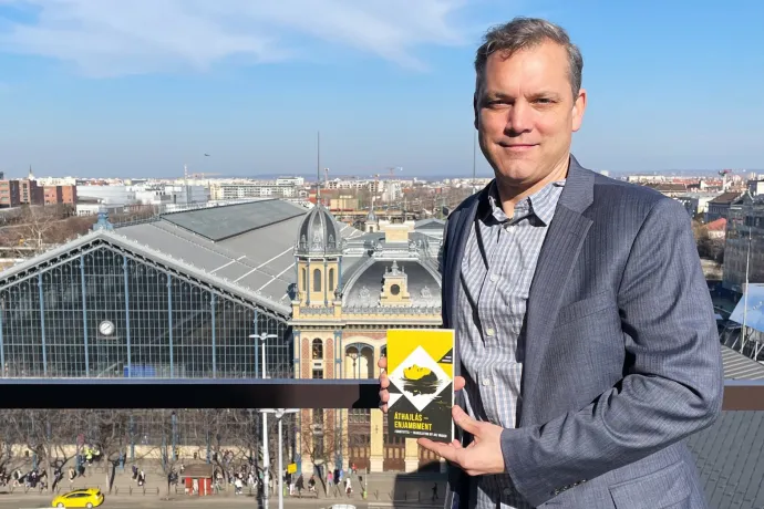 Joe Váradi különös útja a Lenin térről a kétnyelvű verseskötetekig