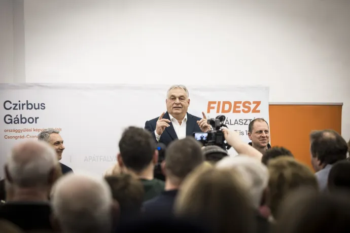 Lázár János, Orbán Viktor országjárásának mártélyi állomásán 2026. február 2-án, mellettük Czirbus Gábor, a Fidesz–KDNP Csongrád-Csanád vármegyei 4-es választókerületének országgyűlési képviselőjelöltje – Fotó: Kaiser Ákos / Miniszterelnöki Kommunikációs Főosztály / MTI