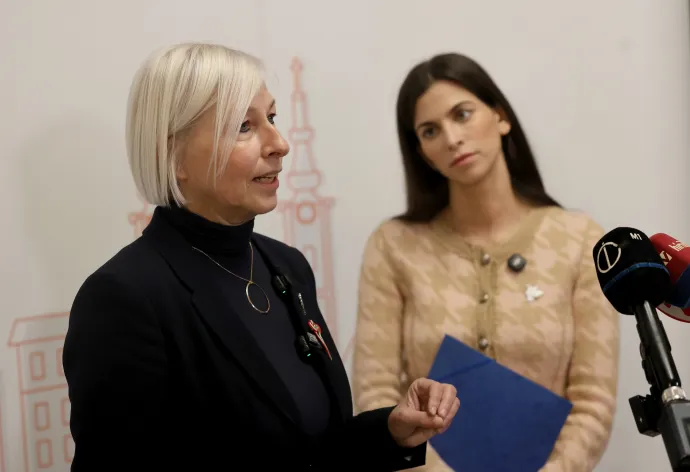 Csöbör Katalin, a térség fideszes országgyűlési képviselője és Szentkirályi Alexandra, a Fidesz budapesti elnöke a kormánypártok országjárásának miskolci fóruma előtt tartott sajtótájékoztatón a Vigadó épületében 2026. március 12-én – Fotó: Vajda János / MTI