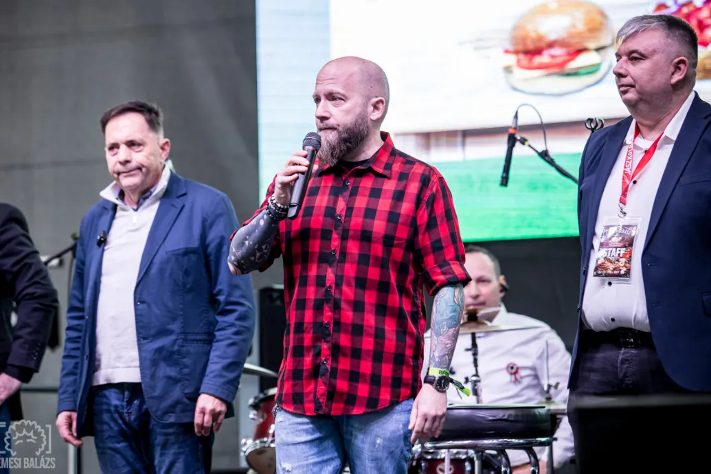 Pócs János mellett állva parodizálta ki Orbánt a jászberényi polgármester a kolbásztöltő fesztiválon