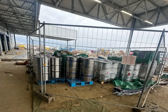 Szabálytalanul tároltak veszélyes anyagokat a CATL épülő debreceni gyárában