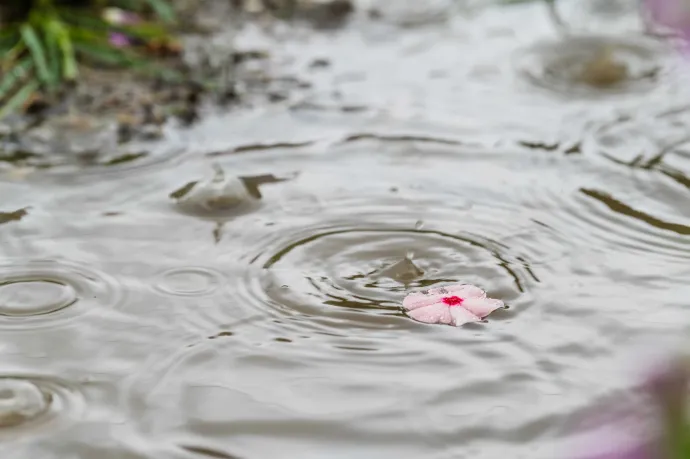 Kedvromboló, borús idő lesz kedden, jégdarazápor is előfordulhat