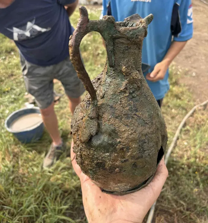 A kútból előkerült bronz kanna és a ciszterna falának feltárt részlete – Fotók: Maros Megyei Múzeum