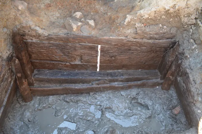 A kútból előkerült bronz kanna és a ciszterna falának feltárt részlete – Fotók: Maros Megyei Múzeum