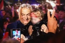 „Tizenhat éve vezeti az országot, akármennyit lop, csal, de elvezeti”