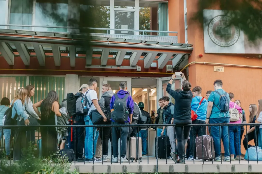 Újra a Tiborcz érdekeltségébe tartozó bankot ajánlják a külhoni magyarok figyelmébe