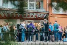 Újra a Tiborcz érdekeltségébe tartozó bankot ajánlják a külhoni magyarok figyelmébe