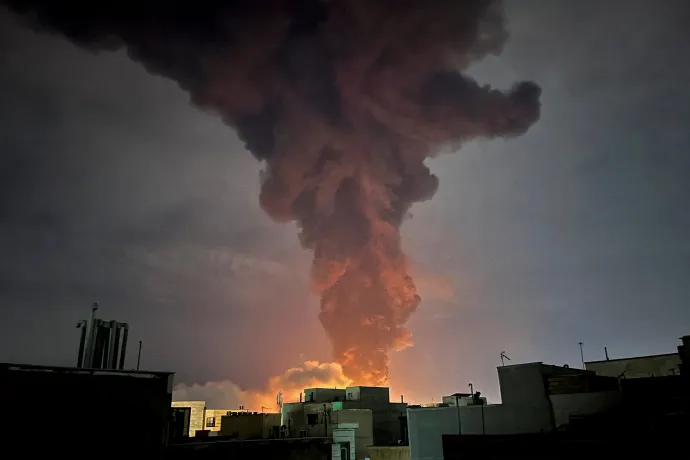 Lángol és füstöl egy rakéta-becsapódás helye Teherán külvárosában egy amerikai–izraeli légicsapás után 2026. március 7-én – Fotó: Majid Asgaripour / West Asia News Agency / Reuters